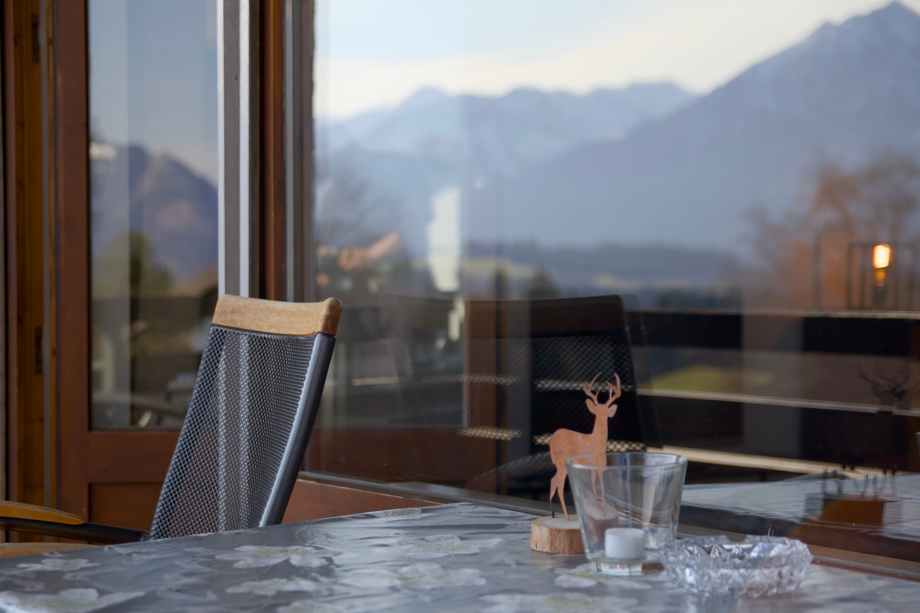 Balkontisch mit Aussicht auf die Allgäuer Alpen