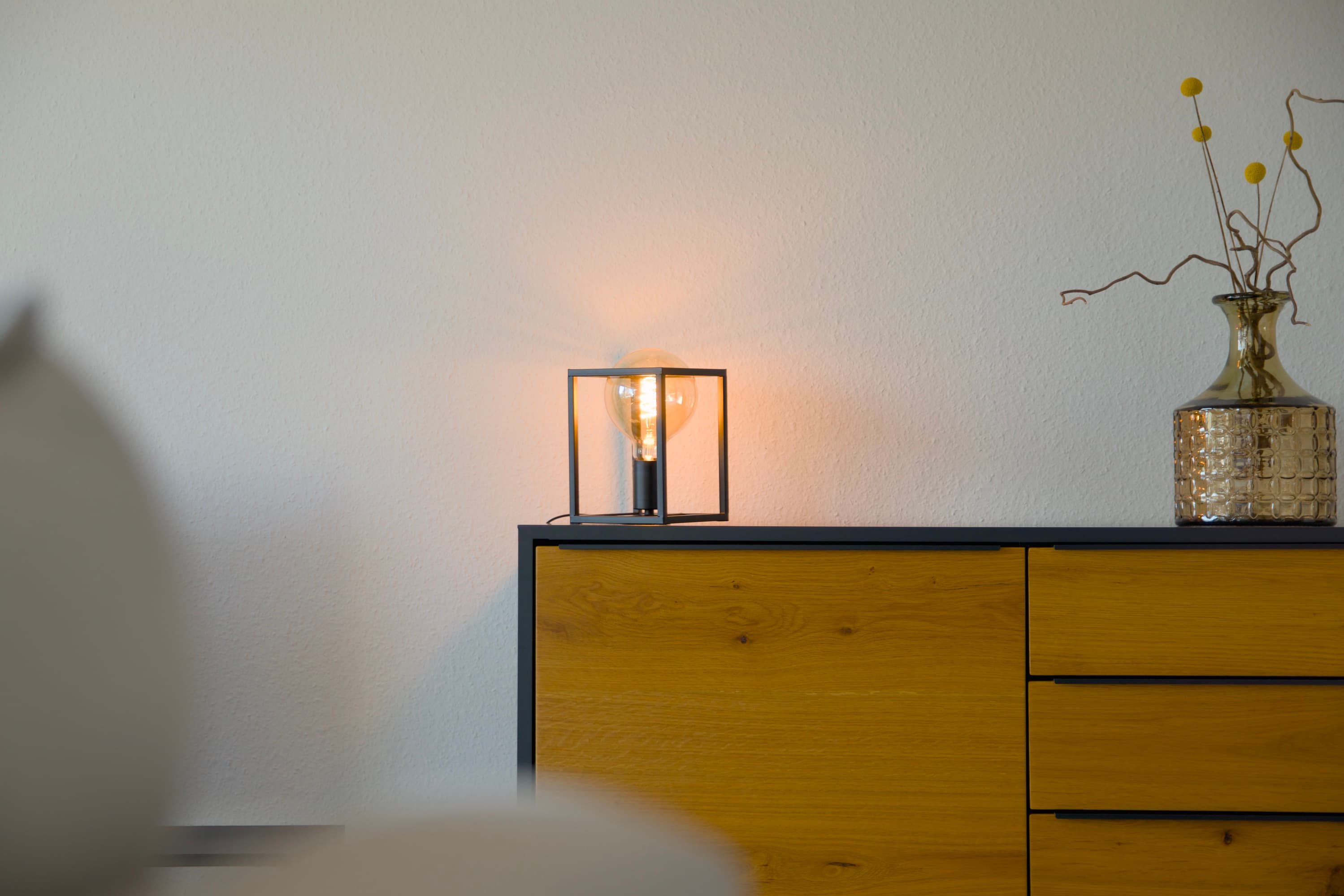Vintage-Kommode mit Lampe – Ferienwohnung Allgäu