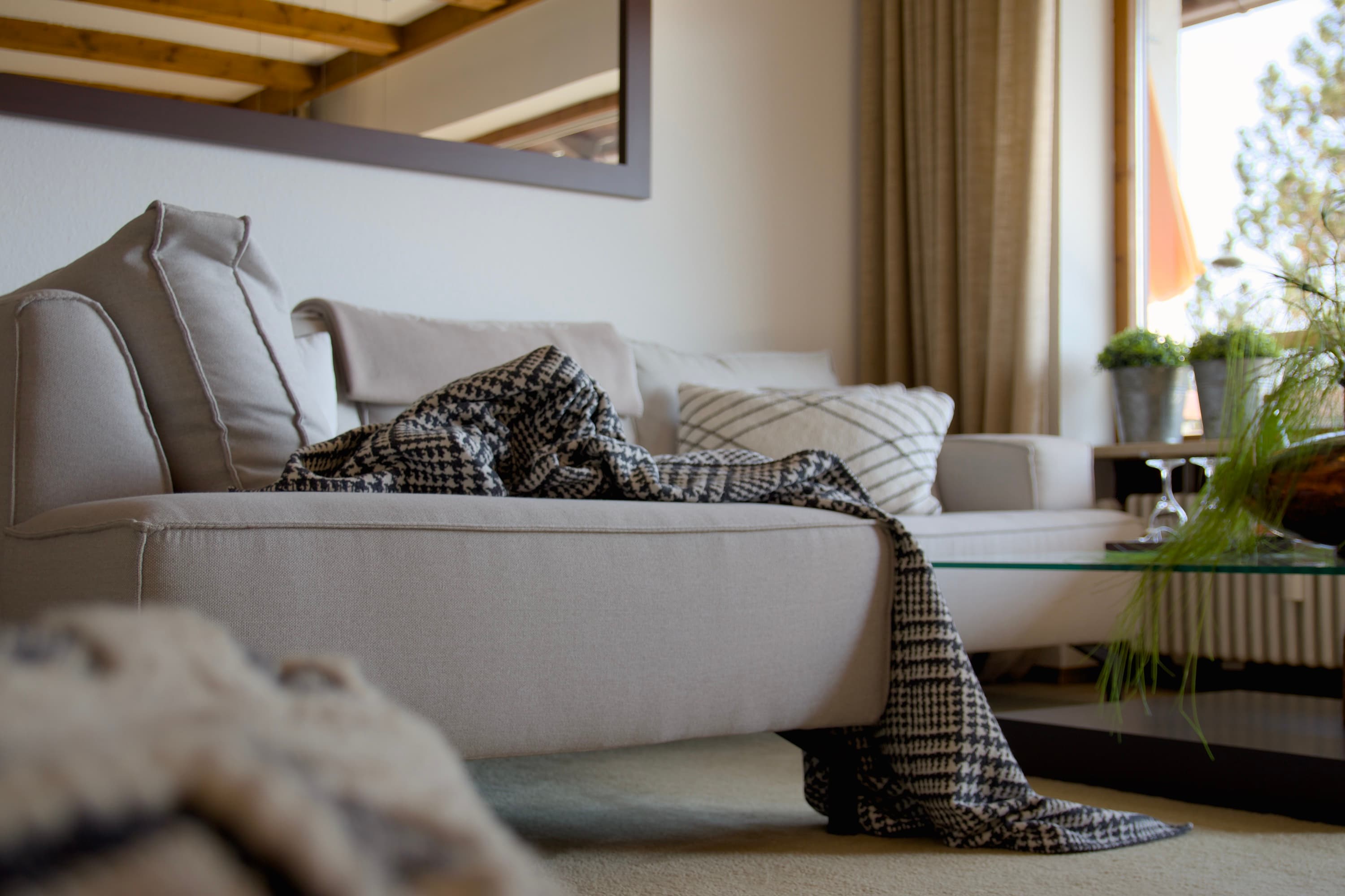 Gemütliches Sofa – Retro-Wohnzimmer Ferienwohnung Allgäu