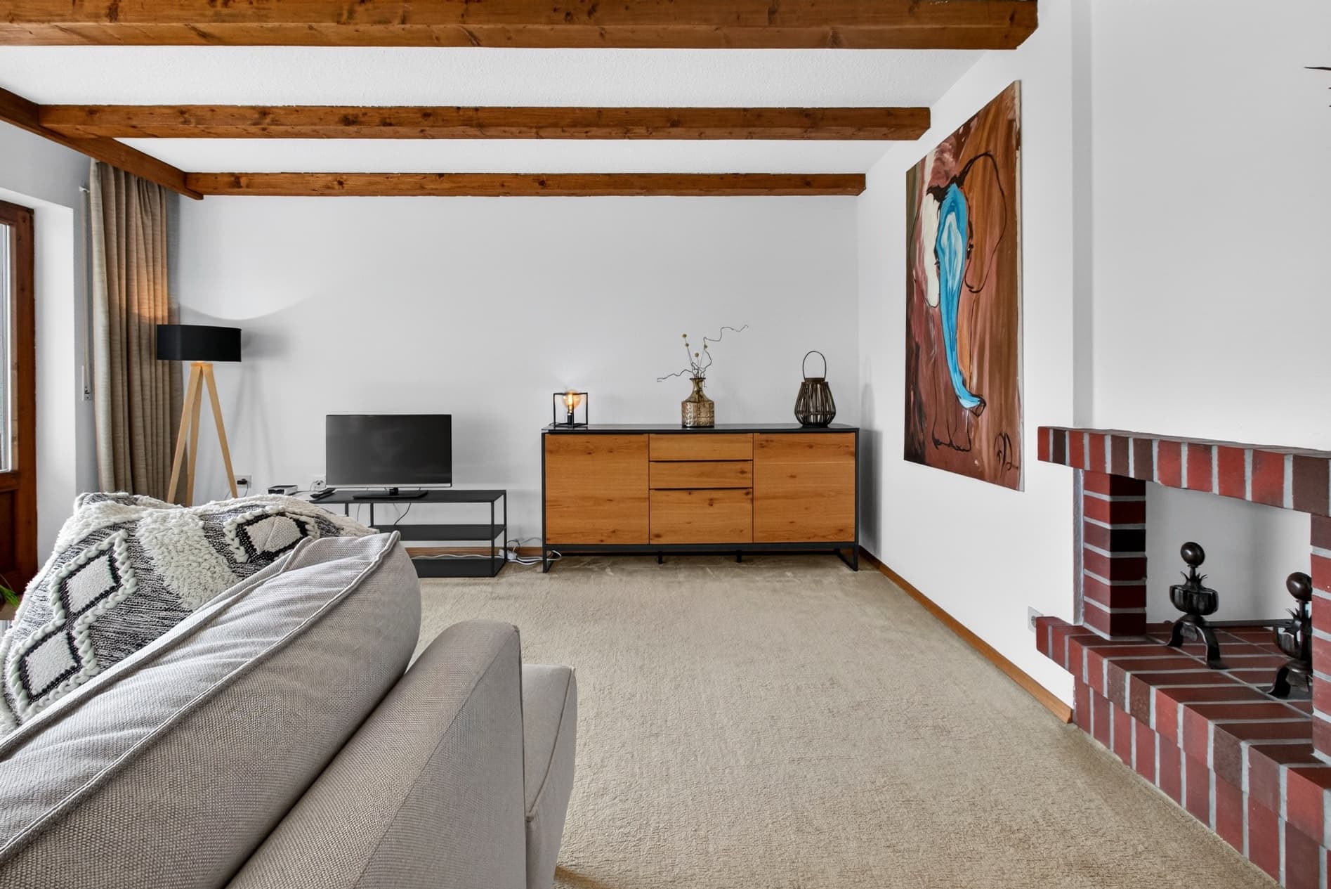 Wohnzimmer mit Kamin – Ferienwohnung Allgäu Bolsterlang